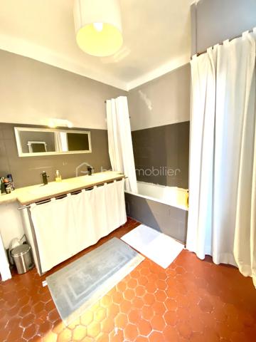 Rare à la vente : Maison de ville avec aperçu mer, roof top et garage  !  3 chambres.

L'élégance de l'ancien alliée au volume contemporain.

Découvrez cette magnifique maison de ville de 105 m², répartie sur trois niveaux, où le charme de l'authentique rencontre une rénovation d'architecte soignée. Vendue entièrement meublée avec goût, cette demeure offre un caractère unique.

✨ Les points forts du bien :

• Volumes exceptionnels : Une très grande hauteur sous plafond qui apporte une sensation d'espace et de liberté rare en centre-ville.

• Charme de l'ancien : Tomettes d'origine magnifiquement conservées et escaliers élégants qui structurent l'espace avec noblesse.

• Extérieurs privilégiés : Une vaste terrasse de plus de 20 m² offrant un agréable aperçu mer, idéale pour vos soirées d'été.

🛋️ Configuration de la maison

Espace de vie (Niveau principal) :

• Une vaste pièce de vie lumineuse comprenant salon et salle à manger.

• Une cuisine ouverte, parfaitement intégrée.

• WC indépendants.

Espace nuit (Niveau supérieur) :

• Deux chambres spacieuses ouvrant toutes deux sur un balcon filant.

• Une grande salle de bain confortable.

• WC indépendants pour plus de commodité.

Le "Plus" Unique (Dernier étage) :

• Une troisième chambre exclusive bénéficiant d'un accès direct et privé au rooftop. Un véritable cocon de lumière pour admirer les couchers de soleil.

🛠️ Prestations & Confort

• Isolation : Double vitrage intégral garantissant un confort thermique et phonique optimal.

• Stationnement : Un garage privatif complète ce bien (un atout majeur pour une maison de ville).

• Prêt à vivre : Décorée par un ancien architecte, la maison est vendue meublée. Posez simplement vos valises !

==>     L'avis de l'expert : "Un bien rare qui combine le volume d'un loft et le charme d'une maison de ville historique. La terrasse avec l'aperçu mer et le garage en font une opportunité exceptionnelle sur le marché actuel."


Maison non soumise au DPE.