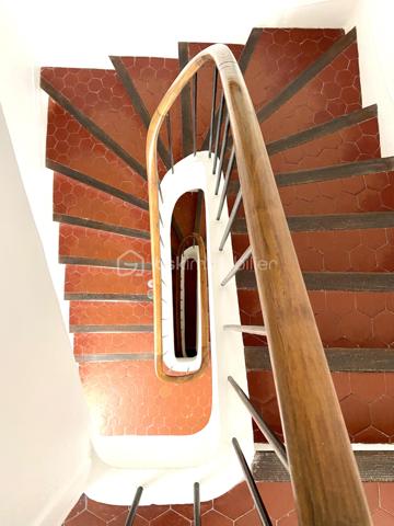 Rare à la vente : Maison de ville avec aperçu mer, roof top et garage  !  3 chambres.

L'élégance de l'ancien alliée au volume contemporain.

Découvrez cette magnifique maison de ville de 105 m², répartie sur trois niveaux, où le charme de l'authentique rencontre une rénovation d'architecte soignée. Vendue entièrement meublée avec goût, cette demeure offre un caractère unique.

✨ Les points forts du bien :

• Volumes exceptionnels : Une très grande hauteur sous plafond qui apporte une sensation d'espace et de liberté rare en centre-ville.

• Charme de l'ancien : Tomettes d'origine magnifiquement conservées et escaliers élégants qui structurent l'espace avec noblesse.

• Extérieurs privilégiés : Une vaste terrasse de plus de 20 m² offrant un agréable aperçu mer, idéale pour vos soirées d'été.

🛋️ Configuration de la maison

Espace de vie (Niveau principal) :

• Une vaste pièce de vie lumineuse comprenant salon et salle à manger.

• Une cuisine ouverte, parfaitement intégrée.

• WC indépendants.

Espace nuit (Niveau supérieur) :

• Deux chambres spacieuses ouvrant toutes deux sur un balcon filant.

• Une grande salle de bain confortable.

• WC indépendants pour plus de commodité.

Le "Plus" Unique (Dernier étage) :

• Une troisième chambre exclusive bénéficiant d'un accès direct et privé au rooftop. Un véritable cocon de lumière pour admirer les couchers de soleil.

🛠️ Prestations & Confort

• Isolation : Double vitrage intégral garantissant un confort thermique et phonique optimal.

• Stationnement : Un garage privatif complète ce bien (un atout majeur pour une maison de ville).

• Prêt à vivre : Décorée par un ancien architecte, la maison est vendue meublée. Posez simplement vos valises !

==>     L'avis de l'expert : "Un bien rare qui combine le volume d'un loft et le charme d'une maison de ville historique. La terrasse avec l'aperçu mer et le garage en font une opportunité exceptionnelle sur le marché actuel."


Maison non soumise au DPE.