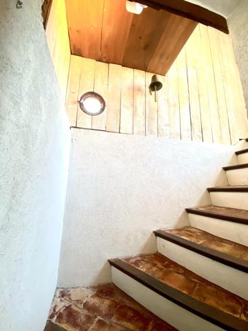 Rare à la vente : Maison de ville avec aperçu mer, roof top et garage  !  3 chambres.

L'élégance de l'ancien alliée au volume contemporain.

Découvrez cette magnifique maison de ville de 105 m², répartie sur trois niveaux, où le charme de l'authentique rencontre une rénovation d'architecte soignée. Vendue entièrement meublée avec goût, cette demeure offre un caractère unique.

✨ Les points forts du bien :

• Volumes exceptionnels : Une très grande hauteur sous plafond qui apporte une sensation d'espace et de liberté rare en centre-ville.

• Charme de l'ancien : Tomettes d'origine magnifiquement conservées et escaliers élégants qui structurent l'espace avec noblesse.

• Extérieurs privilégiés : Une vaste terrasse de plus de 20 m² offrant un agréable aperçu mer, idéale pour vos soirées d'été.

🛋️ Configuration de la maison

Espace de vie (Niveau principal) :

• Une vaste pièce de vie lumineuse comprenant salon et salle à manger.

• Une cuisine ouverte, parfaitement intégrée.

• WC indépendants.

Espace nuit (Niveau supérieur) :

• Deux chambres spacieuses ouvrant toutes deux sur un balcon filant.

• Une grande salle de bain confortable.

• WC indépendants pour plus de commodité.

Le "Plus" Unique (Dernier étage) :

• Une troisième chambre exclusive bénéficiant d'un accès direct et privé au rooftop. Un véritable cocon de lumière pour admirer les couchers de soleil.

🛠️ Prestations & Confort

• Isolation : Double vitrage intégral garantissant un confort thermique et phonique optimal.

• Stationnement : Un garage privatif complète ce bien (un atout majeur pour une maison de ville).

• Prêt à vivre : Décorée par un ancien architecte, la maison est vendue meublée. Posez simplement vos valises !

==>     L'avis de l'expert : "Un bien rare qui combine le volume d'un loft et le charme d'une maison de ville historique. La terrasse avec l'aperçu mer et le garage en font une opportunité exceptionnelle sur le marché actuel."


Maison non soumise au DPE.
