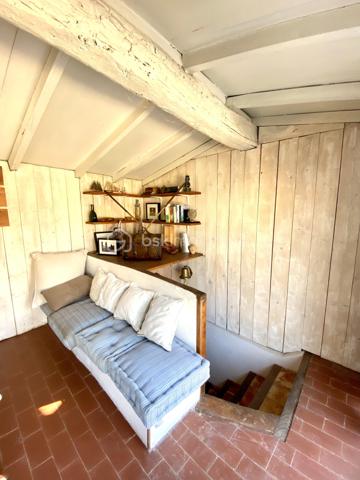Rare à la vente : Maison de ville avec aperçu mer, roof top et garage  !  3 chambres.

L'élégance de l'ancien alliée au volume contemporain.

Découvrez cette magnifique maison de ville de 105 m², répartie sur trois niveaux, où le charme de l'authentique rencontre une rénovation d'architecte soignée. Vendue entièrement meublée avec goût, cette demeure offre un caractère unique.

✨ Les points forts du bien :

• Volumes exceptionnels : Une très grande hauteur sous plafond qui apporte une sensation d'espace et de liberté rare en centre-ville.

• Charme de l'ancien : Tomettes d'origine magnifiquement conservées et escaliers élégants qui structurent l'espace avec noblesse.

• Extérieurs privilégiés : Une vaste terrasse de plus de 20 m² offrant un agréable aperçu mer, idéale pour vos soirées d'été.

🛋️ Configuration de la maison

Espace de vie (Niveau principal) :

• Une vaste pièce de vie lumineuse comprenant salon et salle à manger.

• Une cuisine ouverte, parfaitement intégrée.

• WC indépendants.

Espace nuit (Niveau supérieur) :

• Deux chambres spacieuses ouvrant toutes deux sur un balcon filant.

• Une grande salle de bain confortable.

• WC indépendants pour plus de commodité.

Le "Plus" Unique (Dernier étage) :

• Une troisième chambre exclusive bénéficiant d'un accès direct et privé au rooftop. Un véritable cocon de lumière pour admirer les couchers de soleil.

🛠️ Prestations & Confort

• Isolation : Double vitrage intégral garantissant un confort thermique et phonique optimal.

• Stationnement : Un garage privatif complète ce bien (un atout majeur pour une maison de ville).

• Prêt à vivre : Décorée par un ancien architecte, la maison est vendue meublée. Posez simplement vos valises !

==>     L'avis de l'expert : "Un bien rare qui combine le volume d'un loft et le charme d'une maison de ville historique. La terrasse avec l'aperçu mer et le garage en font une opportunité exceptionnelle sur le marché actuel."


Maison non soumise au DPE.