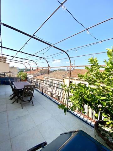 Rare à la vente : Maison de ville avec aperçu mer, roof top et garage  !  3 chambres.

L'élégance de l'ancien alliée au volume contemporain.

Découvrez cette magnifique maison de ville de 105 m², répartie sur trois niveaux, où le charme de l'authentique rencontre une rénovation d'architecte soignée. Vendue entièrement meublée avec goût, cette demeure offre un caractère unique.

✨ Les points forts du bien :

• Volumes exceptionnels : Une très grande hauteur sous plafond qui apporte une sensation d'espace et de liberté rare en centre-ville.

• Charme de l'ancien : Tomettes d'origine magnifiquement conservées et escaliers élégants qui structurent l'espace avec noblesse.

• Extérieurs privilégiés : Une vaste terrasse de plus de 20 m² offrant un agréable aperçu mer, idéale pour vos soirées d'été.

🛋️ Configuration de la maison

Espace de vie (Niveau principal) :

• Une vaste pièce de vie lumineuse comprenant salon et salle à manger.

• Une cuisine ouverte, parfaitement intégrée.

• WC indépendants.

Espace nuit (Niveau supérieur) :

• Deux chambres spacieuses ouvrant toutes deux sur un balcon filant.

• Une grande salle de bain confortable.

• WC indépendants pour plus de commodité.

Le "Plus" Unique (Dernier étage) :

• Une troisième chambre exclusive bénéficiant d'un accès direct et privé au rooftop. Un véritable cocon de lumière pour admirer les couchers de soleil.

🛠️ Prestations & Confort

• Isolation : Double vitrage intégral garantissant un confort thermique et phonique optimal.

• Stationnement : Un garage privatif complète ce bien (un atout majeur pour une maison de ville).

• Prêt à vivre : Décorée par un ancien architecte, la maison est vendue meublée. Posez simplement vos valises !

==>     L'avis de l'expert : "Un bien rare qui combine le volume d'un loft et le charme d'une maison de ville historique. La terrasse avec l'aperçu mer et le garage en font une opportunité exceptionnelle sur le marché actuel."


Maison non soumise au DPE.