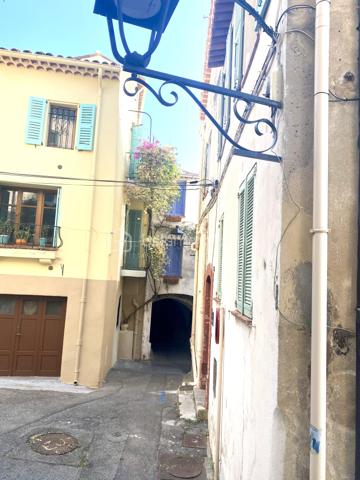 Rare à la vente : Maison de ville avec aperçu mer, roof top et garage  !  3 chambres.

L'élégance de l'ancien alliée au volume contemporain.

Découvrez cette magnifique maison de ville de 105 m², répartie sur trois niveaux, où le charme de l'authentique rencontre une rénovation d'architecte soignée. Vendue entièrement meublée avec goût, cette demeure offre un caractère unique.

✨ Les points forts du bien :

• Volumes exceptionnels : Une très grande hauteur sous plafond qui apporte une sensation d'espace et de liberté rare en centre-ville.

• Charme de l'ancien : Tomettes d'origine magnifiquement conservées et escaliers élégants qui structurent l'espace avec noblesse.

• Extérieurs privilégiés : Une vaste terrasse de plus de 20 m² offrant un agréable aperçu mer, idéale pour vos soirées d'été.

🛋️ Configuration de la maison

Espace de vie (Niveau principal) :

• Une vaste pièce de vie lumineuse comprenant salon et salle à manger.

• Une cuisine ouverte, parfaitement intégrée.

• WC indépendants.

Espace nuit (Niveau supérieur) :

• Deux chambres spacieuses ouvrant toutes deux sur un balcon filant.

• Une grande salle de bain confortable.

• WC indépendants pour plus de commodité.

Le "Plus" Unique (Dernier étage) :

• Une troisième chambre exclusive bénéficiant d'un accès direct et privé au rooftop. Un véritable cocon de lumière pour admirer les couchers de soleil.

🛠️ Prestations & Confort

• Isolation : Double vitrage intégral garantissant un confort thermique et phonique optimal.

• Stationnement : Un garage privatif complète ce bien (un atout majeur pour une maison de ville).

• Prêt à vivre : Décorée par un ancien architecte, la maison est vendue meublée. Posez simplement vos valises !

==>     L'avis de l'expert : "Un bien rare qui combine le volume d'un loft et le charme d'une maison de ville historique. La terrasse avec l'aperçu mer et le garage en font une opportunité exceptionnelle sur le marché actuel."


Maison non soumise au DPE.