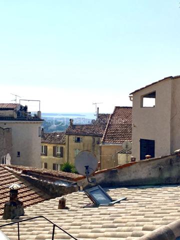 Rare à la vente : Maison de ville avec aperçu mer, roof top et garage  !  3 chambres.

L'élégance de l'ancien alliée au volume contemporain.

Découvrez cette magnifique maison de ville de 105 m², répartie sur trois niveaux, où le charme de l'authentique rencontre une rénovation d'architecte soignée. Vendue entièrement meublée avec goût, cette demeure offre un caractère unique.

✨ Les points forts du bien :

• Volumes exceptionnels : Une très grande hauteur sous plafond qui apporte une sensation d'espace et de liberté rare en centre-ville.

• Charme de l'ancien : Tomettes d'origine magnifiquement conservées et escaliers élégants qui structurent l'espace avec noblesse.

• Extérieurs privilégiés : Une vaste terrasse de plus de 20 m² offrant un agréable aperçu mer, idéale pour vos soirées d'été.

🛋️ Configuration de la maison

Espace de vie (Niveau principal) :

• Une vaste pièce de vie lumineuse comprenant salon et salle à manger.

• Une cuisine ouverte, parfaitement intégrée.

• WC indépendants.

Espace nuit (Niveau supérieur) :

• Deux chambres spacieuses ouvrant toutes deux sur un balcon filant.

• Une grande salle de bain confortable.

• WC indépendants pour plus de commodité.

Le "Plus" Unique (Dernier étage) :

• Une troisième chambre exclusive bénéficiant d'un accès direct et privé au rooftop. Un véritable cocon de lumière pour admirer les couchers de soleil.

🛠️ Prestations & Confort

• Isolation : Double vitrage intégral garantissant un confort thermique et phonique optimal.

• Stationnement : Un garage privatif complète ce bien (un atout majeur pour une maison de ville).

• Prêt à vivre : Décorée par un ancien architecte, la maison est vendue meublée. Posez simplement vos valises !

==>     L'avis de l'expert : "Un bien rare qui combine le volume d'un loft et le charme d'une maison de ville historique. La terrasse avec l'aperçu mer et le garage en font une opportunité exceptionnelle sur le marché actuel."


Maison non soumise au DPE.