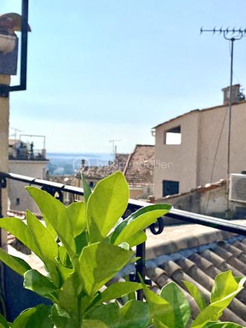 Rare à la vente : Maison de ville avec aperçu mer, roof top et garage  !  3 chambres.

L'élégance de l'ancien alliée au volume contemporain.

Découvrez cette magnifique maison de ville de 105 m², répartie sur trois niveaux, où le charme de l'authentique rencontre une rénovation d'architecte soignée. Vendue entièrement meublée avec goût, cette demeure offre un caractère unique.

✨ Les points forts du bien :

• Volumes exceptionnels : Une très grande hauteur sous plafond qui apporte une sensation d'espace et de liberté rare en centre-ville.

• Charme de l'ancien : Tomettes d'origine magnifiquement conservées et escaliers élégants qui structurent l'espace avec noblesse.

• Extérieurs privilégiés : Une vaste terrasse de plus de 20 m² offrant un agréable aperçu mer, idéale pour vos soirées d'été.

🛋️ Configuration de la maison

Espace de vie (Niveau principal) :

• Une vaste pièce de vie lumineuse comprenant salon et salle à manger.

• Une cuisine ouverte, parfaitement intégrée.

• WC indépendants.

Espace nuit (Niveau supérieur) :

• Deux chambres spacieuses ouvrant toutes deux sur un balcon filant.

• Une grande salle de bain confortable.

• WC indépendants pour plus de commodité.

Le "Plus" Unique (Dernier étage) :

• Une troisième chambre exclusive bénéficiant d'un accès direct et privé au rooftop. Un véritable cocon de lumière pour admirer les couchers de soleil.

🛠️ Prestations & Confort

• Isolation : Double vitrage intégral garantissant un confort thermique et phonique optimal.

• Stationnement : Un garage privatif complète ce bien (un atout majeur pour une maison de ville).

• Prêt à vivre : Décorée par un ancien architecte, la maison est vendue meublée. Posez simplement vos valises !

==>     L'avis de l'expert : "Un bien rare qui combine le volume d'un loft et le charme d'une maison de ville historique. La terrasse avec l'aperçu mer et le garage en font une opportunité exceptionnelle sur le marché actuel."


Maison non soumise au DPE.