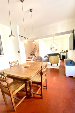 Rare à la vente : Maison de ville avec aperçu mer, roof top et garage  !  3 chambres.

L'élégance de l'ancien alliée au volume contemporain.

Découvrez cette magnifique maison de ville de 105 m², répartie sur trois niveaux, où le charme de l'authentique rencontre une rénovation d'architecte soignée. Vendue entièrement meublée avec goût, cette demeure offre un caractère unique.

✨ Les points forts du bien :

• Volumes exceptionnels : Une très grande hauteur sous plafond qui apporte une sensation d'espace et de liberté rare en centre-ville.

• Charme de l'ancien : Tomettes d'origine magnifiquement conservées et escaliers élégants qui structurent l'espace avec noblesse.

• Extérieurs privilégiés : Une vaste terrasse de plus de 20 m² offrant un agréable aperçu mer, idéale pour vos soirées d'été.

🛋️ Configuration de la maison

Espace de vie (Niveau principal) :

• Une vaste pièce de vie lumineuse comprenant salon et salle à manger.

• Une cuisine ouverte, parfaitement intégrée.

• WC indépendants.

Espace nuit (Niveau supérieur) :

• Deux chambres spacieuses ouvrant toutes deux sur un balcon filant.

• Une grande salle de bain confortable.

• WC indépendants pour plus de commodité.

Le "Plus" Unique (Dernier étage) :

• Une troisième chambre exclusive bénéficiant d'un accès direct et privé au rooftop. Un véritable cocon de lumière pour admirer les couchers de soleil.

🛠️ Prestations & Confort

• Isolation : Double vitrage intégral garantissant un confort thermique et phonique optimal.

• Stationnement : Un garage privatif complète ce bien (un atout majeur pour une maison de ville).

• Prêt à vivre : Décorée par un ancien architecte, la maison est vendue meublée. Posez simplement vos valises !

==>     L'avis de l'expert : "Un bien rare qui combine le volume d'un loft et le charme d'une maison de ville historique. La terrasse avec l'aperçu mer et le garage en font une opportunité exceptionnelle sur le marché actuel."


Maison non soumise au DPE.