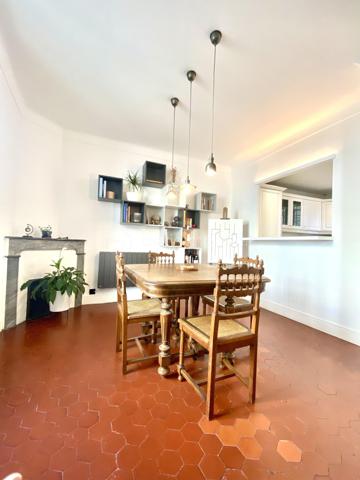 Rare à la vente : Maison de ville avec aperçu mer, roof top et garage  !  3 chambres.

L'élégance de l'ancien alliée au volume contemporain.

Découvrez cette magnifique maison de ville de 105 m², répartie sur trois niveaux, où le charme de l'authentique rencontre une rénovation d'architecte soignée. Vendue entièrement meublée avec goût, cette demeure offre un caractère unique.

✨ Les points forts du bien :

• Volumes exceptionnels : Une très grande hauteur sous plafond qui apporte une sensation d'espace et de liberté rare en centre-ville.

• Charme de l'ancien : Tomettes d'origine magnifiquement conservées et escaliers élégants qui structurent l'espace avec noblesse.

• Extérieurs privilégiés : Une vaste terrasse de plus de 20 m² offrant un agréable aperçu mer, idéale pour vos soirées d'été.

🛋️ Configuration de la maison

Espace de vie (Niveau principal) :

• Une vaste pièce de vie lumineuse comprenant salon et salle à manger.

• Une cuisine ouverte, parfaitement intégrée.

• WC indépendants.

Espace nuit (Niveau supérieur) :

• Deux chambres spacieuses ouvrant toutes deux sur un balcon filant.

• Une grande salle de bain confortable.

• WC indépendants pour plus de commodité.

Le "Plus" Unique (Dernier étage) :

• Une troisième chambre exclusive bénéficiant d'un accès direct et privé au rooftop. Un véritable cocon de lumière pour admirer les couchers de soleil.

🛠️ Prestations & Confort

• Isolation : Double vitrage intégral garantissant un confort thermique et phonique optimal.

• Stationnement : Un garage privatif complète ce bien (un atout majeur pour une maison de ville).

• Prêt à vivre : Décorée par un ancien architecte, la maison est vendue meublée. Posez simplement vos valises !

==>     L'avis de l'expert : "Un bien rare qui combine le volume d'un loft et le charme d'une maison de ville historique. La terrasse avec l'aperçu mer et le garage en font une opportunité exceptionnelle sur le marché actuel."


Maison non soumise au DPE.