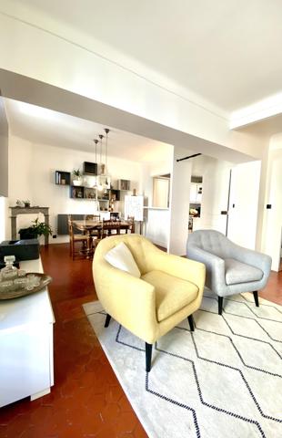 Rare à la vente : Maison de ville avec aperçu mer, roof top et garage  !  3 chambres.

L'élégance de l'ancien alliée au volume contemporain.

Découvrez cette magnifique maison de ville de 105 m², répartie sur trois niveaux, où le charme de l'authentique rencontre une rénovation d'architecte soignée. Vendue entièrement meublée avec goût, cette demeure offre un caractère unique.

✨ Les points forts du bien :

• Volumes exceptionnels : Une très grande hauteur sous plafond qui apporte une sensation d'espace et de liberté rare en centre-ville.

• Charme de l'ancien : Tomettes d'origine magnifiquement conservées et escaliers élégants qui structurent l'espace avec noblesse.

• Extérieurs privilégiés : Une vaste terrasse de plus de 20 m² offrant un agréable aperçu mer, idéale pour vos soirées d'été.

🛋️ Configuration de la maison

Espace de vie (Niveau principal) :

• Une vaste pièce de vie lumineuse comprenant salon et salle à manger.

• Une cuisine ouverte, parfaitement intégrée.

• WC indépendants.

Espace nuit (Niveau supérieur) :

• Deux chambres spacieuses ouvrant toutes deux sur un balcon filant.

• Une grande salle de bain confortable.

• WC indépendants pour plus de commodité.

Le "Plus" Unique (Dernier étage) :

• Une troisième chambre exclusive bénéficiant d'un accès direct et privé au rooftop. Un véritable cocon de lumière pour admirer les couchers de soleil.

🛠️ Prestations & Confort

• Isolation : Double vitrage intégral garantissant un confort thermique et phonique optimal.

• Stationnement : Un garage privatif complète ce bien (un atout majeur pour une maison de ville).

• Prêt à vivre : Décorée par un ancien architecte, la maison est vendue meublée. Posez simplement vos valises !

==>     L'avis de l'expert : "Un bien rare qui combine le volume d'un loft et le charme d'une maison de ville historique. La terrasse avec l'aperçu mer et le garage en font une opportunité exceptionnelle sur le marché actuel."


Maison non soumise au DPE.