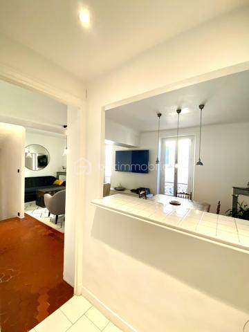 Rare à la vente : Maison de ville avec aperçu mer, roof top et garage  !  3 chambres.

L'élégance de l'ancien alliée au volume contemporain.

Découvrez cette magnifique maison de ville de 105 m², répartie sur trois niveaux, où le charme de l'authentique rencontre une rénovation d'architecte soignée. Vendue entièrement meublée avec goût, cette demeure offre un caractère unique.

✨ Les points forts du bien :

• Volumes exceptionnels : Une très grande hauteur sous plafond qui apporte une sensation d'espace et de liberté rare en centre-ville.

• Charme de l'ancien : Tomettes d'origine magnifiquement conservées et escaliers élégants qui structurent l'espace avec noblesse.

• Extérieurs privilégiés : Une vaste terrasse de plus de 20 m² offrant un agréable aperçu mer, idéale pour vos soirées d'été.

🛋️ Configuration de la maison

Espace de vie (Niveau principal) :

• Une vaste pièce de vie lumineuse comprenant salon et salle à manger.

• Une cuisine ouverte, parfaitement intégrée.

• WC indépendants.

Espace nuit (Niveau supérieur) :

• Deux chambres spacieuses ouvrant toutes deux sur un balcon filant.

• Une grande salle de bain confortable.

• WC indépendants pour plus de commodité.

Le "Plus" Unique (Dernier étage) :

• Une troisième chambre exclusive bénéficiant d'un accès direct et privé au rooftop. Un véritable cocon de lumière pour admirer les couchers de soleil.

🛠️ Prestations & Confort

• Isolation : Double vitrage intégral garantissant un confort thermique et phonique optimal.

• Stationnement : Un garage privatif complète ce bien (un atout majeur pour une maison de ville).

• Prêt à vivre : Décorée par un ancien architecte, la maison est vendue meublée. Posez simplement vos valises !

==>     L'avis de l'expert : "Un bien rare qui combine le volume d'un loft et le charme d'une maison de ville historique. La terrasse avec l'aperçu mer et le garage en font une opportunité exceptionnelle sur le marché actuel."


Maison non soumise au DPE.