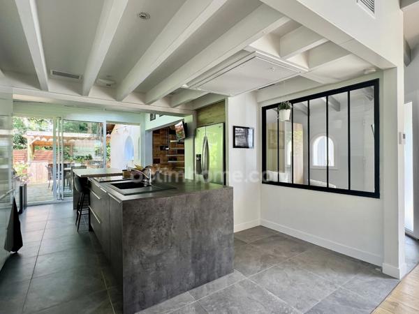 Maison de caractère, piscine, jardin et garage.