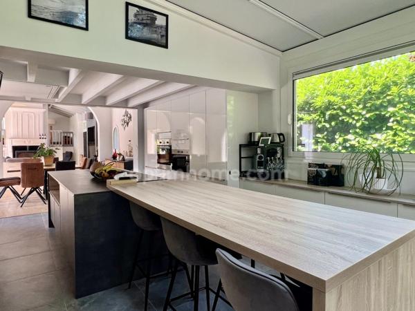 Maison de caractère, piscine, jardin et garage.