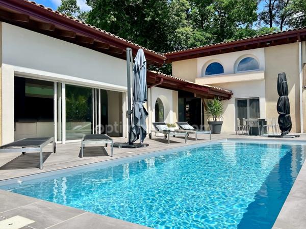 Maison de caractère, piscine, jardin et garage.