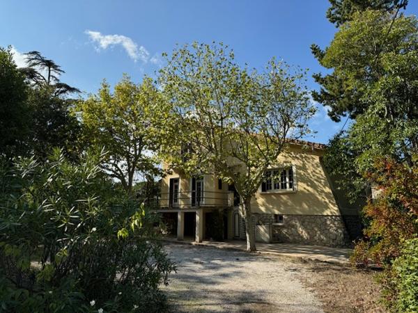 Villeneuve-lès-Avignon (30400) Grande maison de famille