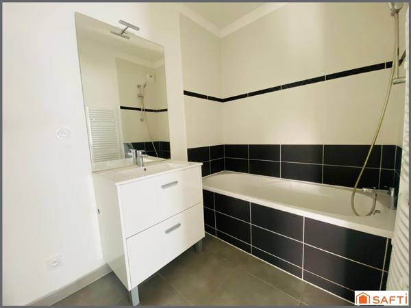 CENTRE DE SAINT MEDARD EN JALLES/  RESIDENCE 2016  / PETITE COPRO /  T3 65M2 DERNIER ETAGE / DPE C / TERRASSE 10M2 / PARKING .