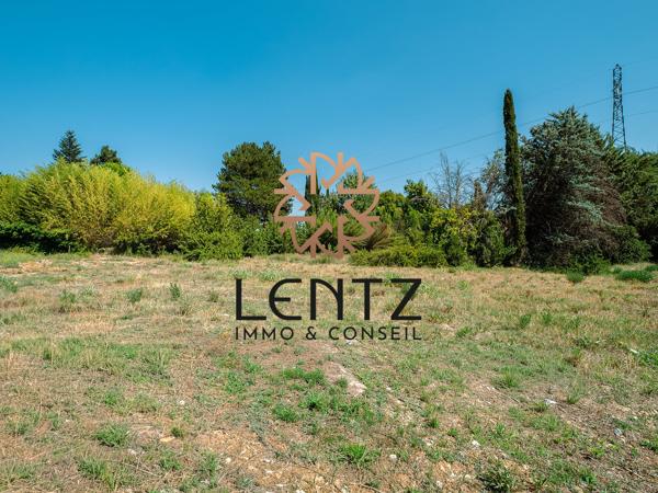 Terrain à bâtir de 323 m² viabilisé dans un environnement calme à Volx