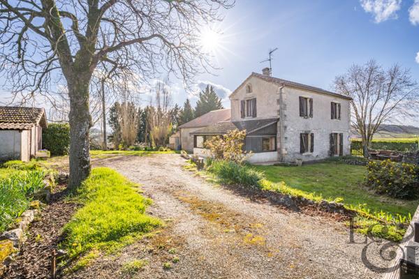 Maison en pierre avec dépendances à Monclar