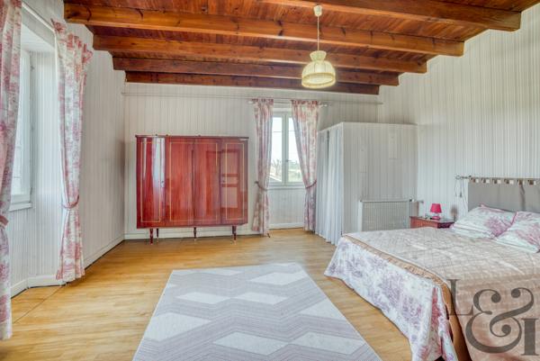 Maison en pierre avec dépendances à Monclar