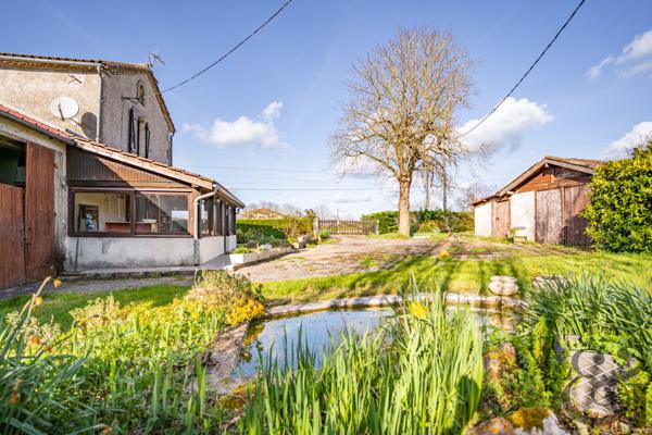 Maison en pierre avec dépendances à Monclar