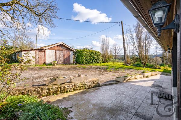 Maison en pierre avec dépendances à Monclar