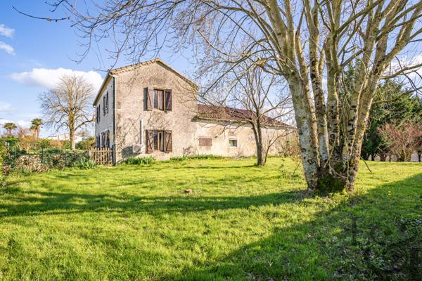 Maison en pierre avec dépendances à Monclar