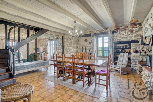Maison en pierre avec dépendances à Monclar