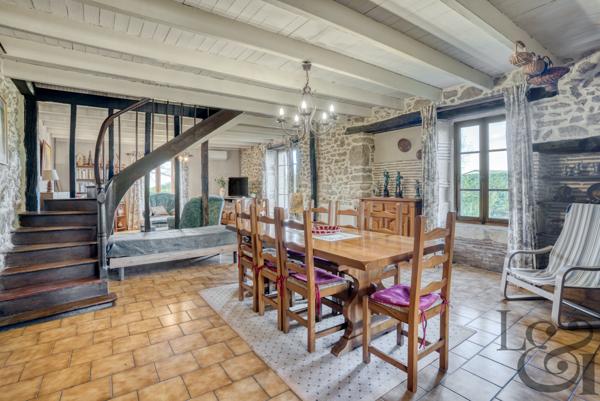 Maison en pierre avec dépendances à Monclar
