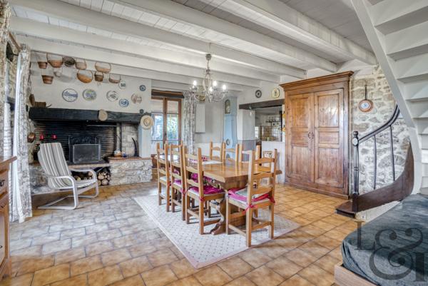 Maison en pierre avec dépendances à Monclar