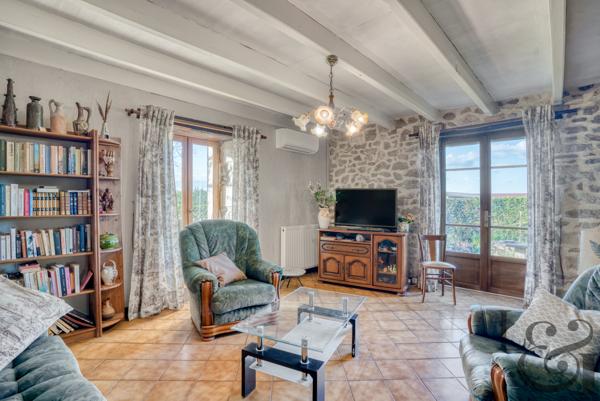 Maison en pierre avec dépendances à Monclar
