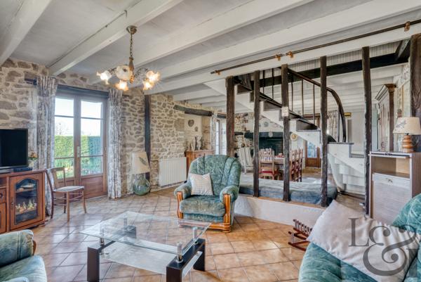 Maison en pierre avec dépendances à Monclar