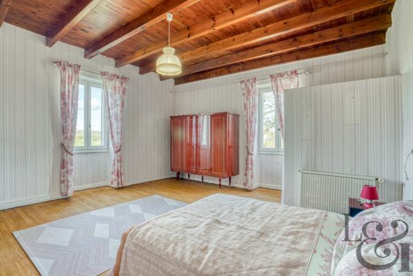 Maison en pierre avec dépendances à Monclar