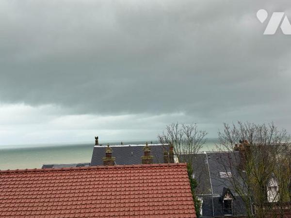 À proximité immédiate des commerces, quartier calme, Maison mitoyenne comprenant: une cuisine o...