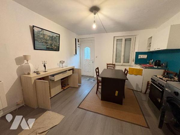 À proximité immédiate des commerces, quartier calme, Maison mitoyenne comprenant: une cuisine o...