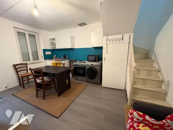 À proximité immédiate des commerces, quartier calme, Maison mitoyenne comprenant: une cuisine o...