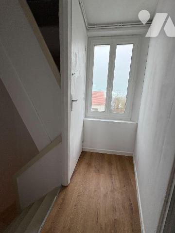 À proximité immédiate des commerces, quartier calme, Maison mitoyenne comprenant: une cuisine o...