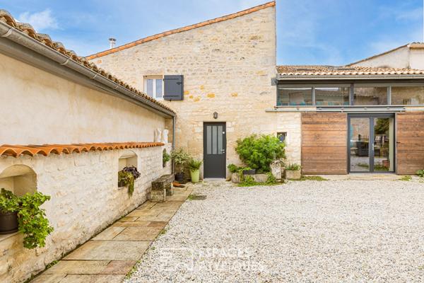 Ancien chai rénové et sa maison charentaise