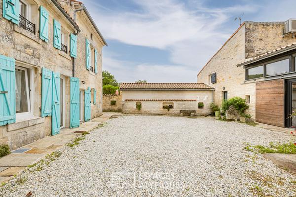 Ancien chai rénové et sa maison charentaise