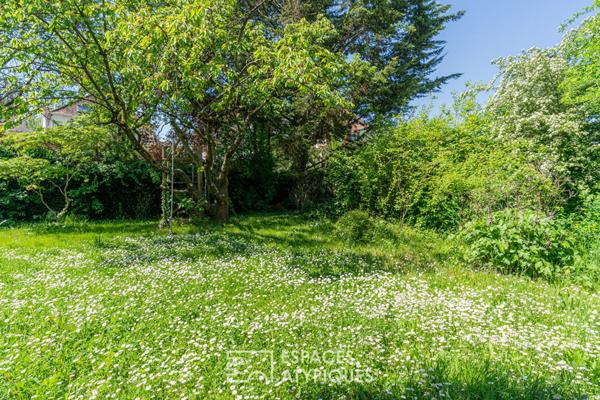 Dernier étage et son jardin au coeur du Conseil des XV