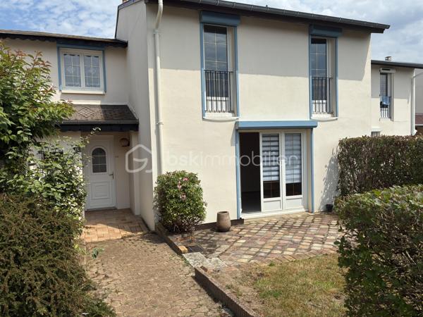 À découvrir sans tarder !

Venez découvrir cette agréable maison familiale offrant de beaux volumes et un agencement fonctionnel.

Dès l’entrée, vous serez séduits par une belle pièce de vie lumineuse ainsi qu’une cuisine aménagée, idéale pour partager des moments conviviaux. La maison dispose de 5 chambres, parfaites pour accueillir une grande famille ou aménager un bureau selon vos besoins.

Côté confort, vous bénéficierez d’une salle de bains, d’une salle d’eau ainsi que de deux WC, offrant un quotidien pratique pour toute la famille.

À l’extérieur, profitez d’un jardin agréable et d’une terrasse, parfaits pour les repas en plein air et les moments de détente. Un garage complète ce bien.

Une maison aux nombreux atouts, idéale pour une famille en quête d’espace et de confort. À visiter rapidement !