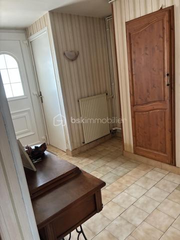 À découvrir sans tarder !

Venez découvrir cette agréable maison familiale offrant de beaux volumes et un agencement fonctionnel.

Dès l’entrée, vous serez séduits par une belle pièce de vie lumineuse ainsi qu’une cuisine aménagée, idéale pour partager des moments conviviaux. La maison dispose de 5 chambres, parfaites pour accueillir une grande famille ou aménager un bureau selon vos besoins.

Côté confort, vous bénéficierez d’une salle de bains, d’une salle d’eau ainsi que de deux WC, offrant un quotidien pratique pour toute la famille.

À l’extérieur, profitez d’un jardin agréable et d’une terrasse, parfaits pour les repas en plein air et les moments de détente. Un garage complète ce bien.

Une maison aux nombreux atouts, idéale pour une famille en quête d’espace et de confort. À visiter rapidement !