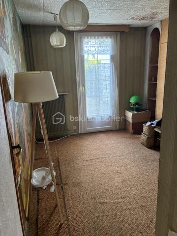 À découvrir sans tarder !

Venez découvrir cette agréable maison familiale offrant de beaux volumes et un agencement fonctionnel.

Dès l’entrée, vous serez séduits par une belle pièce de vie lumineuse ainsi qu’une cuisine aménagée, idéale pour partager des moments conviviaux. La maison dispose de 5 chambres, parfaites pour accueillir une grande famille ou aménager un bureau selon vos besoins.

Côté confort, vous bénéficierez d’une salle de bains, d’une salle d’eau ainsi que de deux WC, offrant un quotidien pratique pour toute la famille.

À l’extérieur, profitez d’un jardin agréable et d’une terrasse, parfaits pour les repas en plein air et les moments de détente. Un garage complète ce bien.

Une maison aux nombreux atouts, idéale pour une famille en quête d’espace et de confort. À visiter rapidement !
