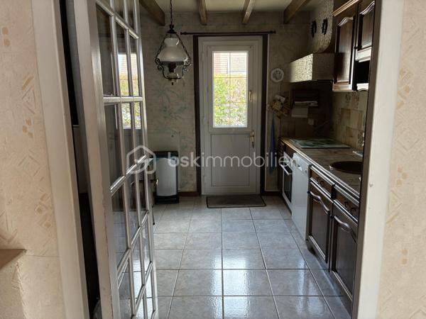 À découvrir sans tarder !

Venez découvrir cette agréable maison familiale offrant de beaux volumes et un agencement fonctionnel.

Dès l’entrée, vous serez séduits par une belle pièce de vie lumineuse ainsi qu’une cuisine aménagée, idéale pour partager des moments conviviaux. La maison dispose de 5 chambres, parfaites pour accueillir une grande famille ou aménager un bureau selon vos besoins.

Côté confort, vous bénéficierez d’une salle de bains, d’une salle d’eau ainsi que de deux WC, offrant un quotidien pratique pour toute la famille.

À l’extérieur, profitez d’un jardin agréable et d’une terrasse, parfaits pour les repas en plein air et les moments de détente. Un garage complète ce bien.

Une maison aux nombreux atouts, idéale pour une famille en quête d’espace et de confort. À visiter rapidement !
