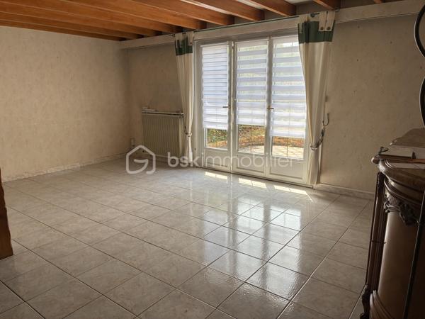 À découvrir sans tarder !

Venez découvrir cette agréable maison familiale offrant de beaux volumes et un agencement fonctionnel.

Dès l’entrée, vous serez séduits par une belle pièce de vie lumineuse ainsi qu’une cuisine aménagée, idéale pour partager des moments conviviaux. La maison dispose de 5 chambres, parfaites pour accueillir une grande famille ou aménager un bureau selon vos besoins.

Côté confort, vous bénéficierez d’une salle de bains, d’une salle d’eau ainsi que de deux WC, offrant un quotidien pratique pour toute la famille.

À l’extérieur, profitez d’un jardin agréable et d’une terrasse, parfaits pour les repas en plein air et les moments de détente. Un garage complète ce bien.

Une maison aux nombreux atouts, idéale pour une famille en quête d’espace et de confort. À visiter rapidement !