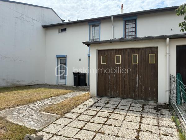 À découvrir sans tarder !

Venez découvrir cette agréable maison familiale offrant de beaux volumes et un agencement fonctionnel.

Dès l’entrée, vous serez séduits par une belle pièce de vie lumineuse ainsi qu’une cuisine aménagée, idéale pour partager des moments conviviaux. La maison dispose de 5 chambres, parfaites pour accueillir une grande famille ou aménager un bureau selon vos besoins.

Côté confort, vous bénéficierez d’une salle de bains, d’une salle d’eau ainsi que de deux WC, offrant un quotidien pratique pour toute la famille.

À l’extérieur, profitez d’un jardin agréable et d’une terrasse, parfaits pour les repas en plein air et les moments de détente. Un garage complète ce bien.

Une maison aux nombreux atouts, idéale pour une famille en quête d’espace et de confort. À visiter rapidement !