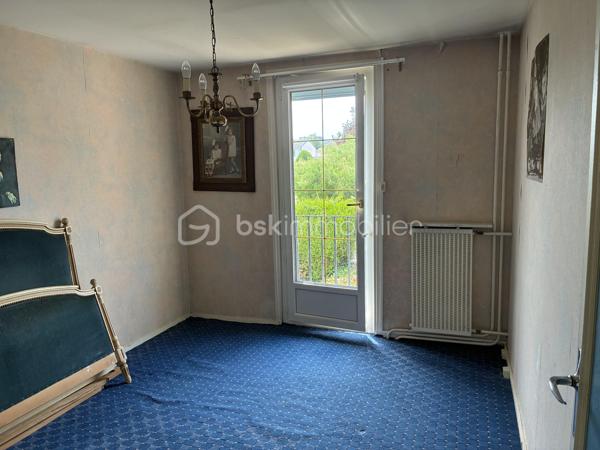 À découvrir sans tarder !

Venez découvrir cette agréable maison familiale offrant de beaux volumes et un agencement fonctionnel.

Dès l’entrée, vous serez séduits par une belle pièce de vie lumineuse ainsi qu’une cuisine aménagée, idéale pour partager des moments conviviaux. La maison dispose de 5 chambres, parfaites pour accueillir une grande famille ou aménager un bureau selon vos besoins.

Côté confort, vous bénéficierez d’une salle de bains, d’une salle d’eau ainsi que de deux WC, offrant un quotidien pratique pour toute la famille.

À l’extérieur, profitez d’un jardin agréable et d’une terrasse, parfaits pour les repas en plein air et les moments de détente. Un garage complète ce bien.

Une maison aux nombreux atouts, idéale pour une famille en quête d’espace et de confort. À visiter rapidement !