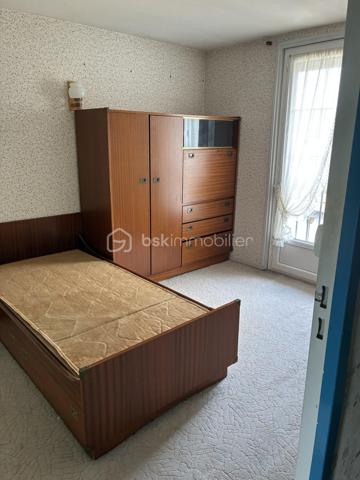 À découvrir sans tarder !

Venez découvrir cette agréable maison familiale offrant de beaux volumes et un agencement fonctionnel.

Dès l’entrée, vous serez séduits par une belle pièce de vie lumineuse ainsi qu’une cuisine aménagée, idéale pour partager des moments conviviaux. La maison dispose de 5 chambres, parfaites pour accueillir une grande famille ou aménager un bureau selon vos besoins.

Côté confort, vous bénéficierez d’une salle de bains, d’une salle d’eau ainsi que de deux WC, offrant un quotidien pratique pour toute la famille.

À l’extérieur, profitez d’un jardin agréable et d’une terrasse, parfaits pour les repas en plein air et les moments de détente. Un garage complète ce bien.

Une maison aux nombreux atouts, idéale pour une famille en quête d’espace et de confort. À visiter rapidement !