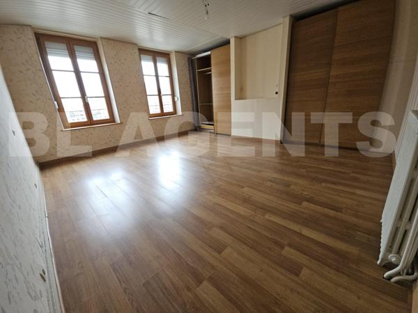 Maison spacieuse en plein cœur de Vouziers – 4 chambres, bureau, garage, cour, cave voûtée et grenie