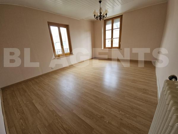 Maison spacieuse en plein cœur de Vouziers – 4 chambres, bureau, garage, cour, cave voûtée et grenie