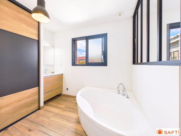 Magnifique Contemporaine avec Piscine, Pool House Terrain de Pétanque et Garage!!!