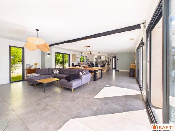 Magnifique Contemporaine avec Piscine, Pool House Terrain de Pétanque et Garage!!!