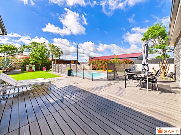 Magnifique Contemporaine avec Piscine, Pool House Terrain de Pétanque et Garage!!!