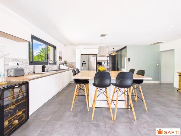 Magnifique Contemporaine avec Piscine, Pool House Terrain de Pétanque et Garage!!!